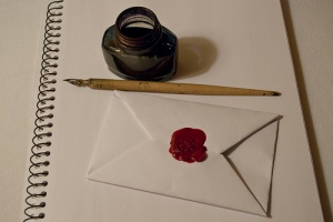 Blekkus, skaft med pennesplitt og Fern-brettet brev.